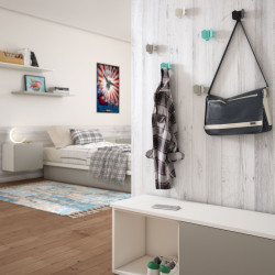 Esempio di una parete in anticamera organizzata con appendiabiti Dumbo e contenitori Home