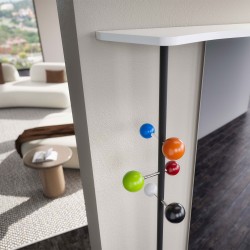 Dettaglio dell’asta appendiabiti con pomoli colorati