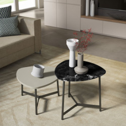 Coppia di tavolini triangolari di altezza 35 e 50 cm