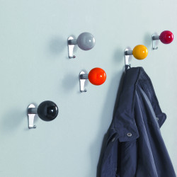 Carambola coloured coat hooks guarantee a freedom of composition on one or more walls
