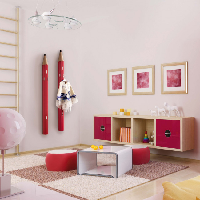 Appendiabiti di design a forma di matita, in finitura rossa, nella stanza di un bambino
